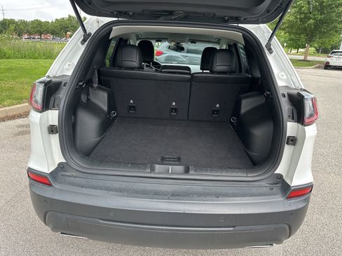 Used 2019 Jeep Cherokee Latitude Plus w/ Cold Weather Group AWD/4WD image 11