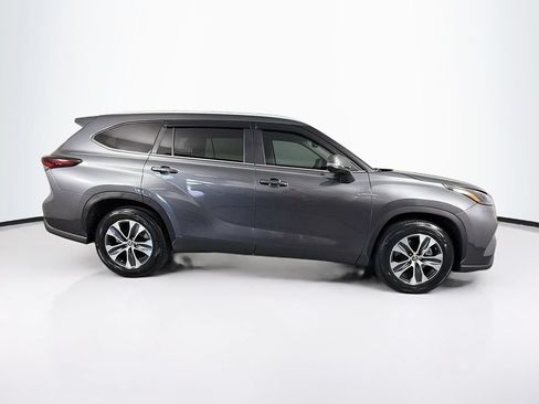 Used 2024 Toyota Highlander XLE FWD image 11