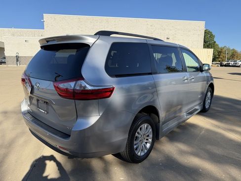 Used 2017 Toyota Sienna XLE image 5