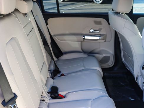 Used 2024 Mercedes-Benz EQB 300 4MATIC image 17