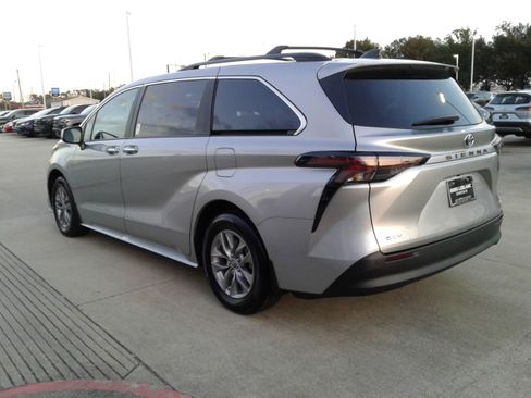 Used 2025 Toyota Sienna XLE image 5
