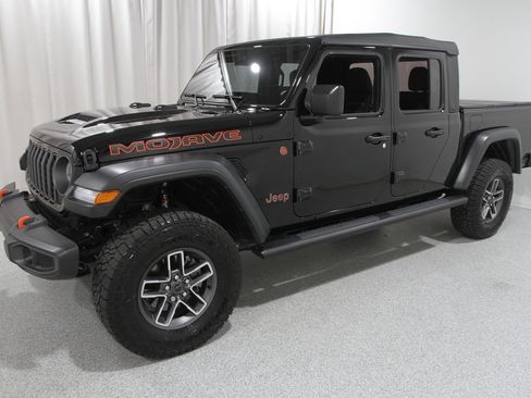 Used 2025 Jeep Gladiator Mojave w/ Convenience Group image 3