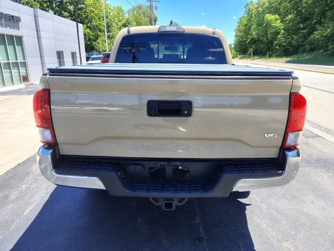 Used 2017 Toyota Tacoma TRD Off-Road w/ Tow Package (A/T) AWD/4WD image 8