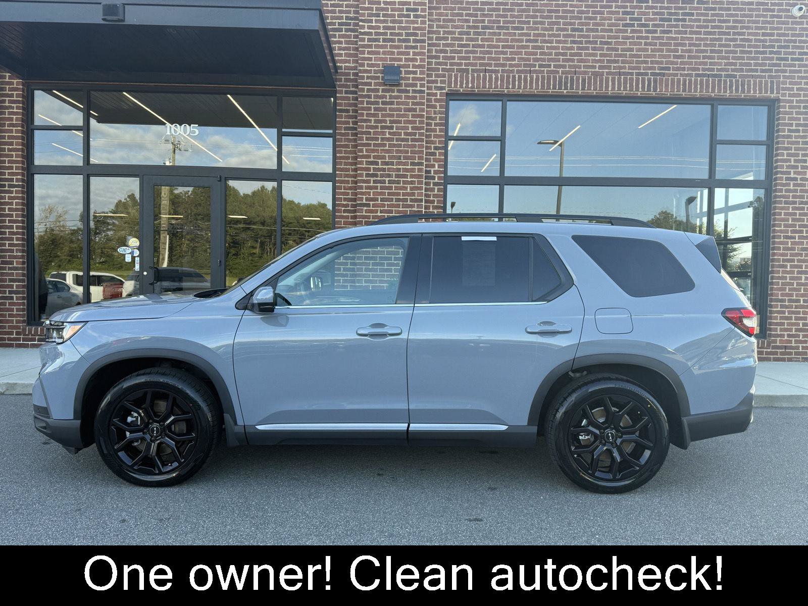 Used 2025 Honda Pilot Touring image 3