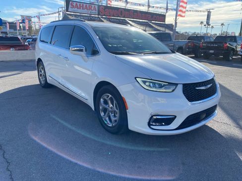 Used 2022 Chrysler Pacifica Limited w/ Uconnect Theater Family Group image 4