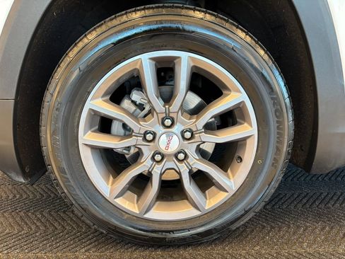 Used 2024 GMC Terrain SLT image 12