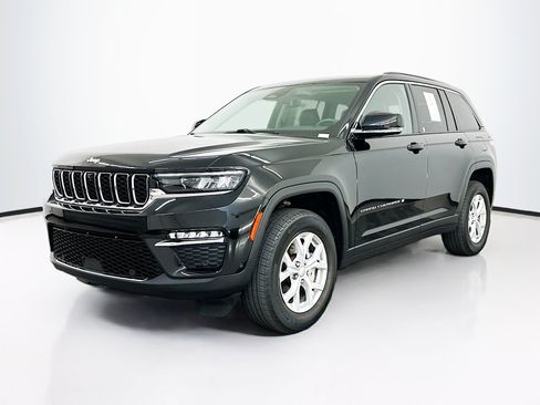 Used 2023 Jeep Grand Cherokee Limited w/ Luxury Tech Group II AWD/4WD image 3