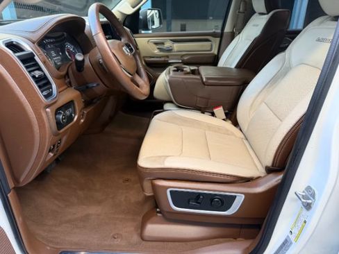 Used 2019 RAM 1500 Laramie AWD/4WD image 10