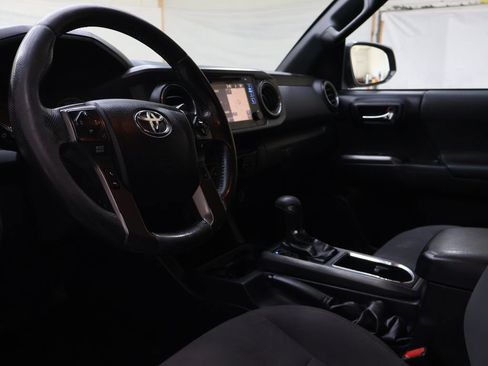 Used 2019 Toyota Tacoma TRD Off-Road image 18
