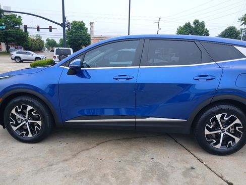 Used 2025 Kia Sportage EX FWD image 4