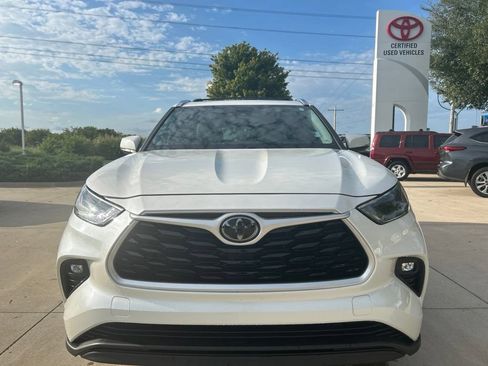 Used 2021 Toyota Highlander XLE FWD image 2