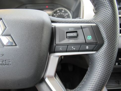 Used 2023 Mitsubishi Outlander SE AWD/4WD image 24