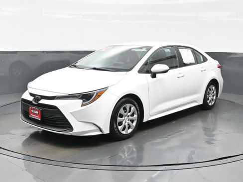 Used 2024 Toyota Corolla LE FWD image 2