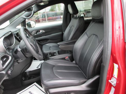 Used 2025 Chrysler Pacifica Select FWD image 15