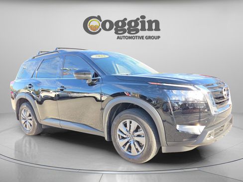 Certified 2025 Nissan Pathfinder SV image 8