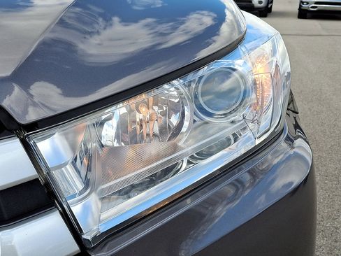 Used 2019 Toyota Highlander XLE AWD/4WD image 28