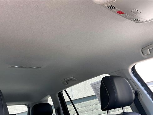 Certified 2023 Volkswagen Tiguan SE FWD image 29