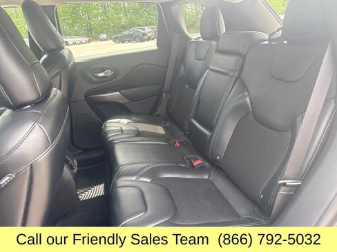 Used 2019 Jeep Cherokee Latitude Plus w/ Cold Weather Group AWD/4WD image 26