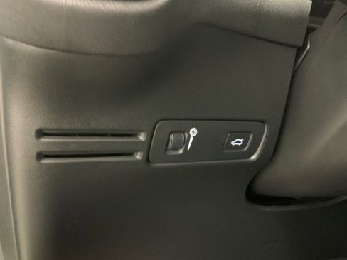 Used 2020 Volvo XC40 T5 R-Design image 25