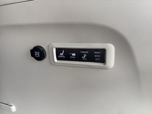 Certified 2022 Chrysler Pacifica Limited w/ Uconnect Theater Family Group AWD/4WD image 13