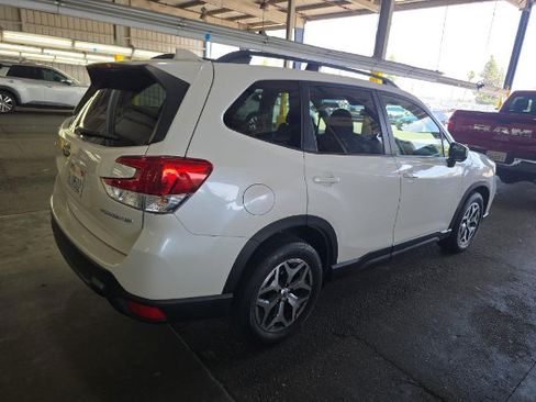 Used 2019 Subaru Forester Premium AWD/4WD image 2