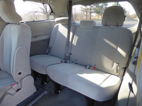 Used 2014 Toyota Sienna LE image 27