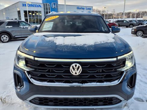 Used 2025 Volkswagen Atlas Cross Sport SE image 2