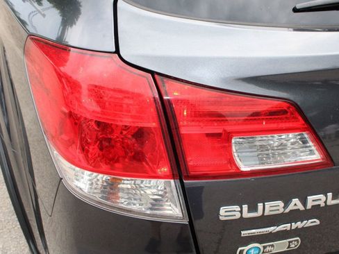 Used 2013 Subaru Outback 2.5i Limited w/ Moonroof Pkg AWD/4WD image 10