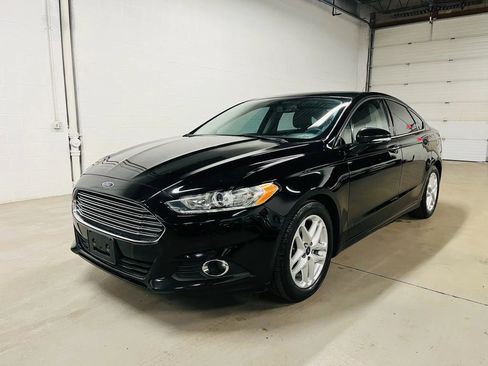 Used 2016 Ford Fusion SE w/ Equipment Group 202A image 2