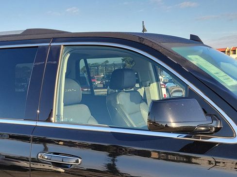 Used 2020 GMC Yukon Denali w/ Denali Premium Package image 6