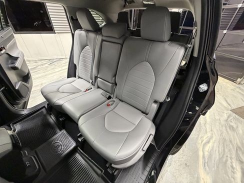 Used 2022 Toyota Highlander XLE image 9