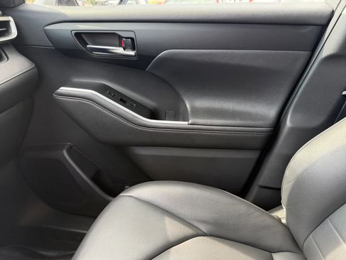 Used 2020 Toyota Highlander XLE AWD/4WD image 22