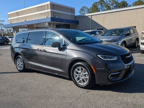 Used 2023 Chrysler Pacifica Touring-L image 2