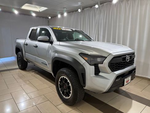 Certified 2024 Toyota Tacoma TRD Off-Road AWD/4WD image 7