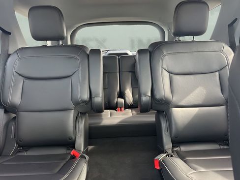 Used 2022 Ford Explorer XLT w/ Equipment Group 202A image 11