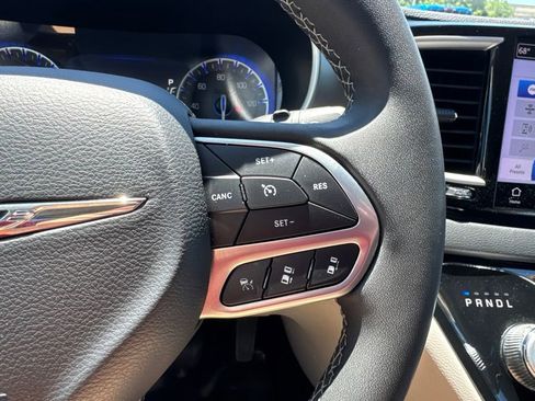 Certified 2023 Chrysler Pacifica Touring-L FWD image 9