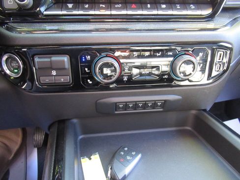 Used 2025 Chevrolet Silverado 2500 ZR2 w/ Technology Package AWD/4WD image 36