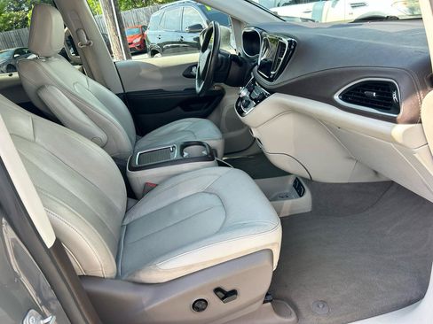 Used 2021 Chrysler Pacifica Touring-L w/ Premium & Safety Sphere Group FWD image 8