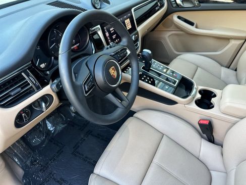 Certified 2025 Porsche Macan image 4