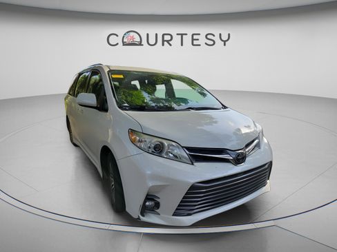 Used 2020 Toyota Sienna XLE FWD image 26