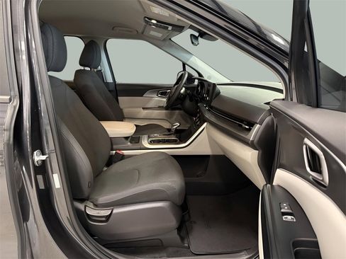 Used 2022 Kia Carnival LX image 10