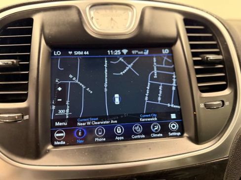 Used 2020 Chrysler 300 Limited AWD/4WD image 32