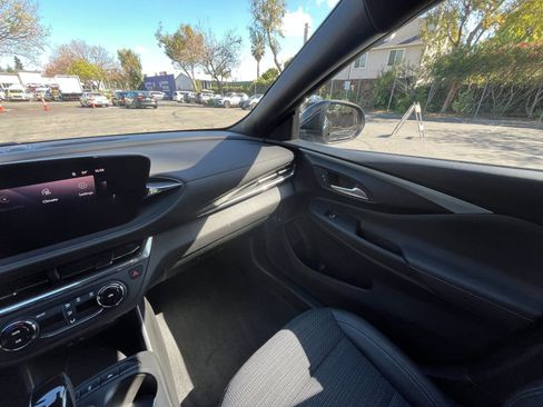 Used 2025 Buick Envista Preferred FWD image 34