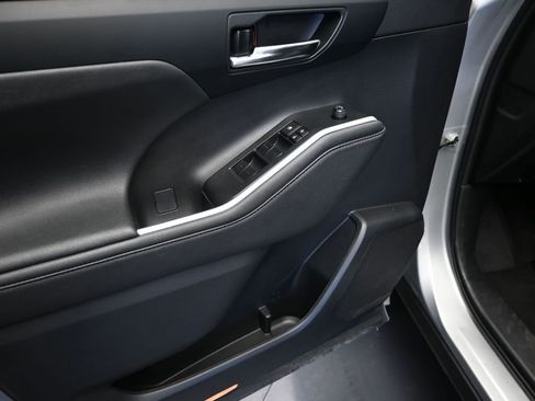 Used 2023 Toyota Highlander XLE image 11