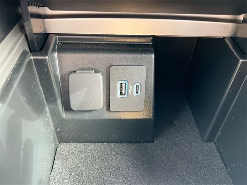 Used 2023 Ford Explorer XLT w/ Equipment Group 202A image 31