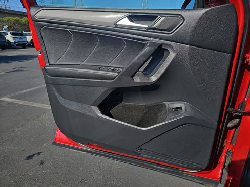 Used 2024 Volkswagen Tiguan SE w/ Panoramic Sunroof Package image 30