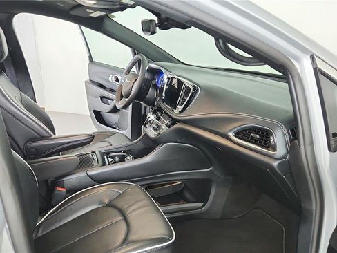 Used 2026 Chrysler Pacifica Limited FWD image 22