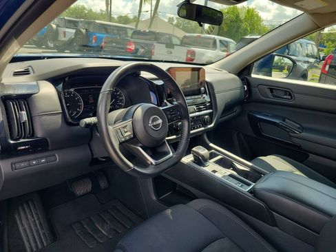 Used 2025 Nissan Pathfinder SV FWD image 19
