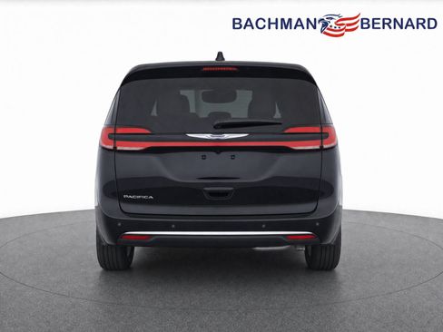 Used 2023 Chrysler Pacifica Touring-L FWD image 6