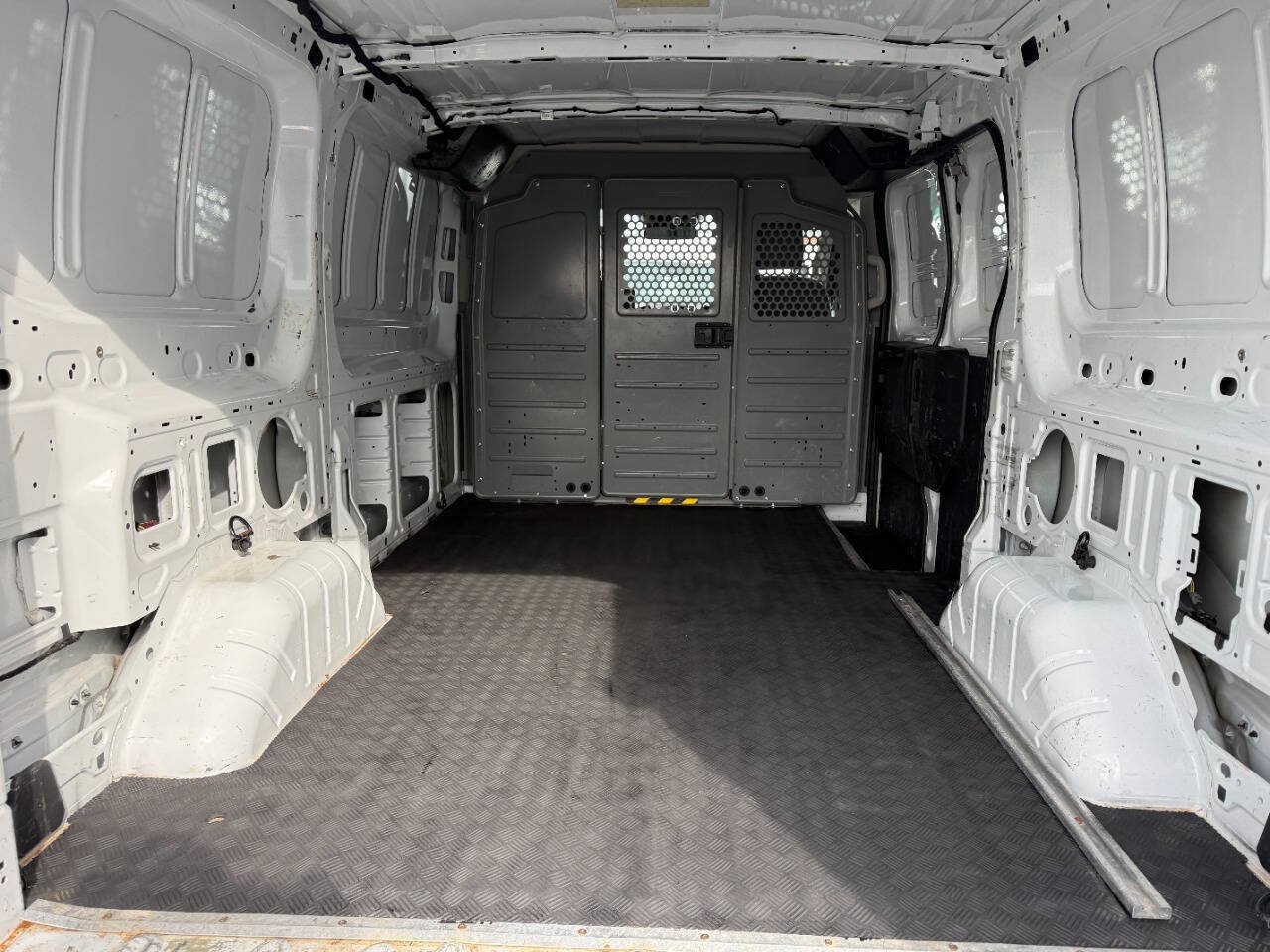 Used 2016 Ford Transit 150 130 Low Roof RWD image 9